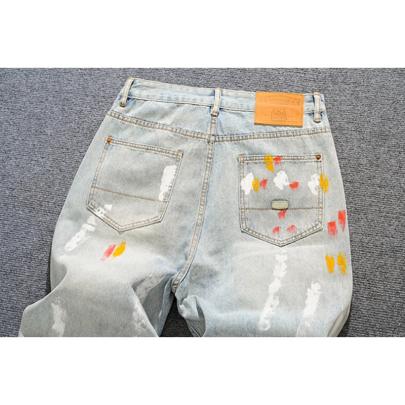 Весенне-летние свободные мужские джинсы с прямыми штанинами, принт в виде раздвитых чернильных красок, модная потертая нашивка, широкие брюки 
Весенне-летние свободные мужские джинсы с прямыми штанинами, принт в виде раздвитых чернильных красок, модная потертая нашивка, широкие брюки