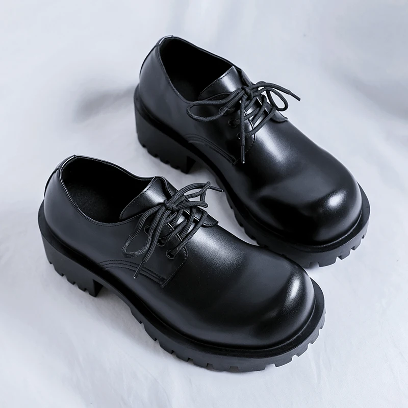 Высококачественная модная повседневная кожаная обувь на толстой подошве, мужские деловые модельные туфли, уличная противоскользящая обувь ручной работы на шнуровке 
Высококачественная модная повседневная кожаная обувь на толстой подошве, мужские деловые модельные туфли, уличная противоскользящая обувь ручной работы на шнуровке