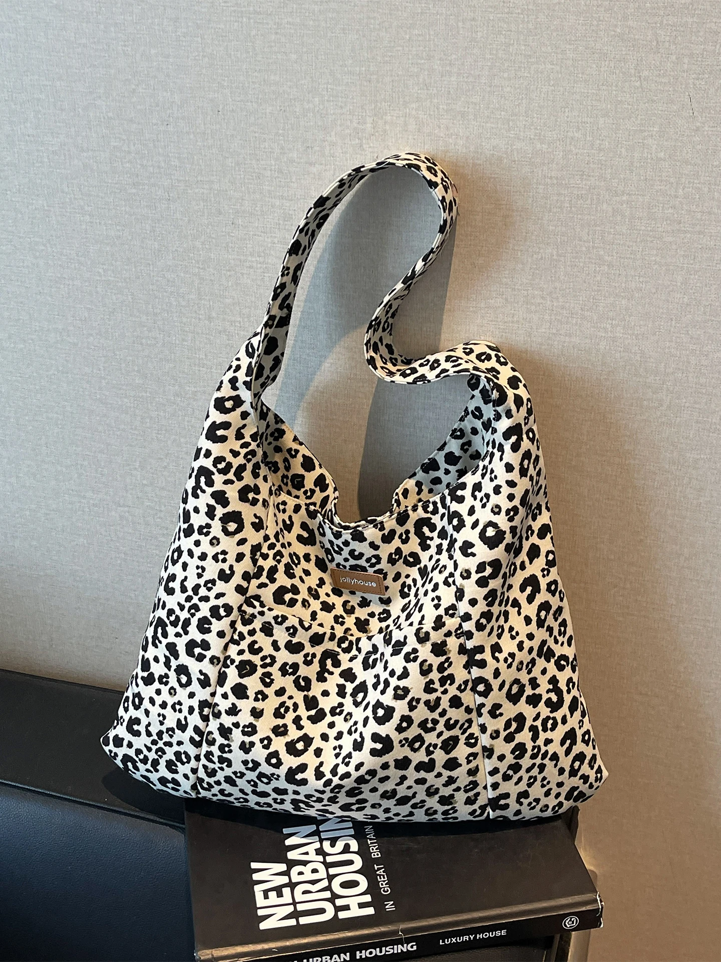 Trendy Large Capacity Women's Shoulder Bag Leopard Print Casual Versatile Tote Bag Soft Handbag Fashionable 2025 New Style
Trendy Large Capacity Women's Shoulder Bag Leopard Print Casual Versatile Tote Bag Soft Handbag Fashionable 2025 New Style