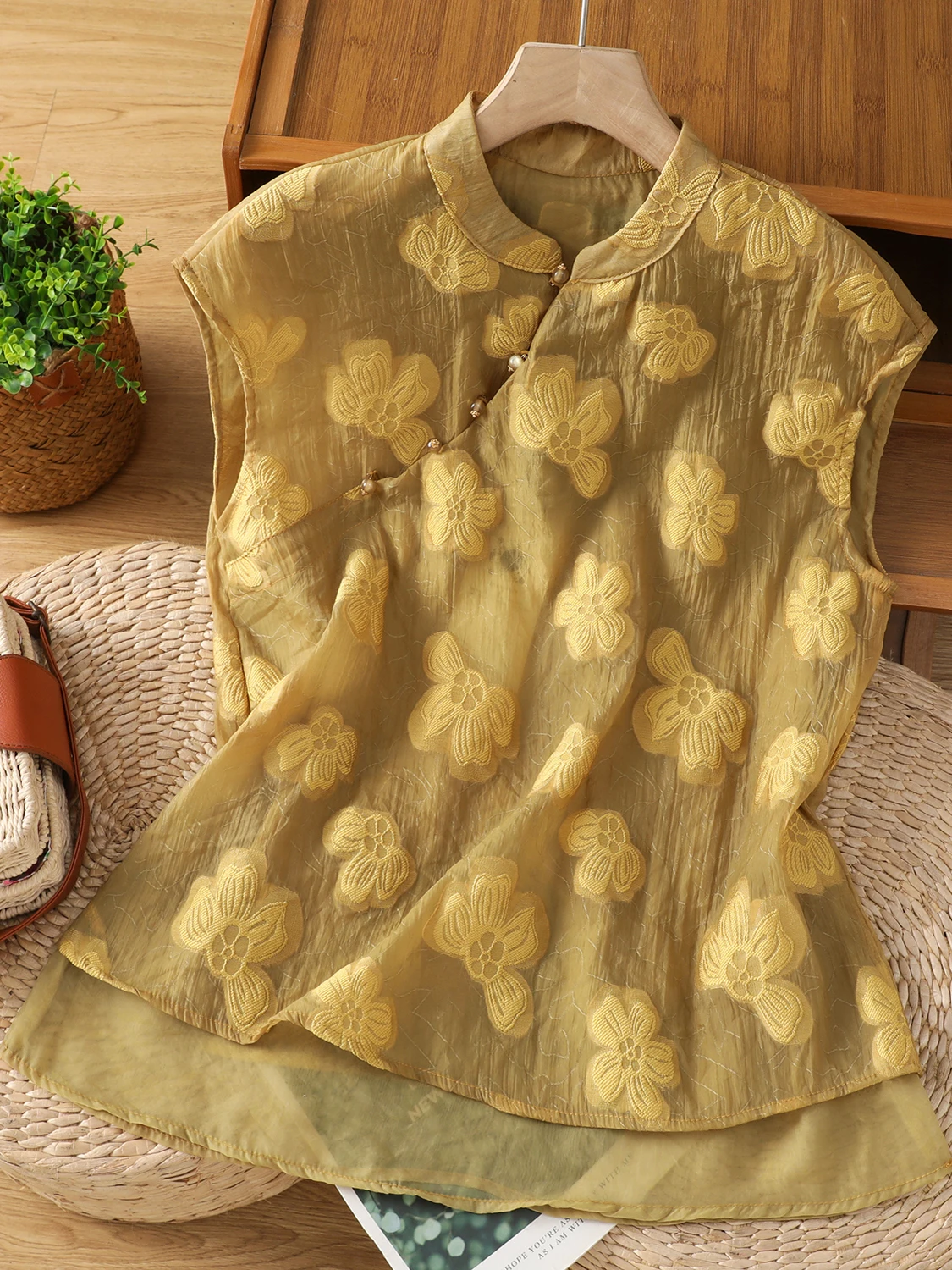 Retro Chinese Style Embroidered Vest Shirt Women Summer New Style Side Button Stand Collar Mesh Shoulder Pad Sleeveless Top
Retro Chinese Style Embroidered Vest Shirt Women Summer New Style Side Button Stand Collar Mesh Shoulder Pad Sleeveless Top
