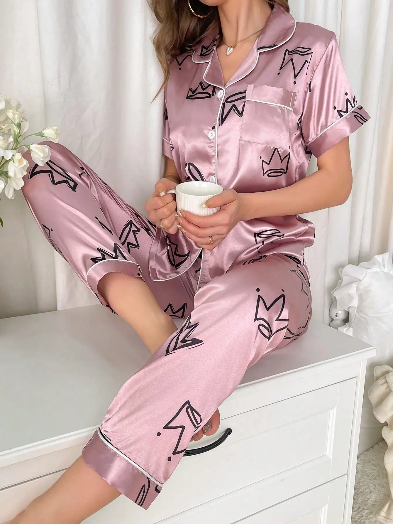 Women's Sweet Cool Crown Graffiti Satin Pajamas Women Wearable Short Sleeve Long Pants Loungewear Set Sleepwear Pyjamas Women
Women's Sweet Cool Crown Graffiti Satin Pajamas Women Wearable Short Sleeve Long Pants Loungewear Set Sleepwear Pyjamas Women