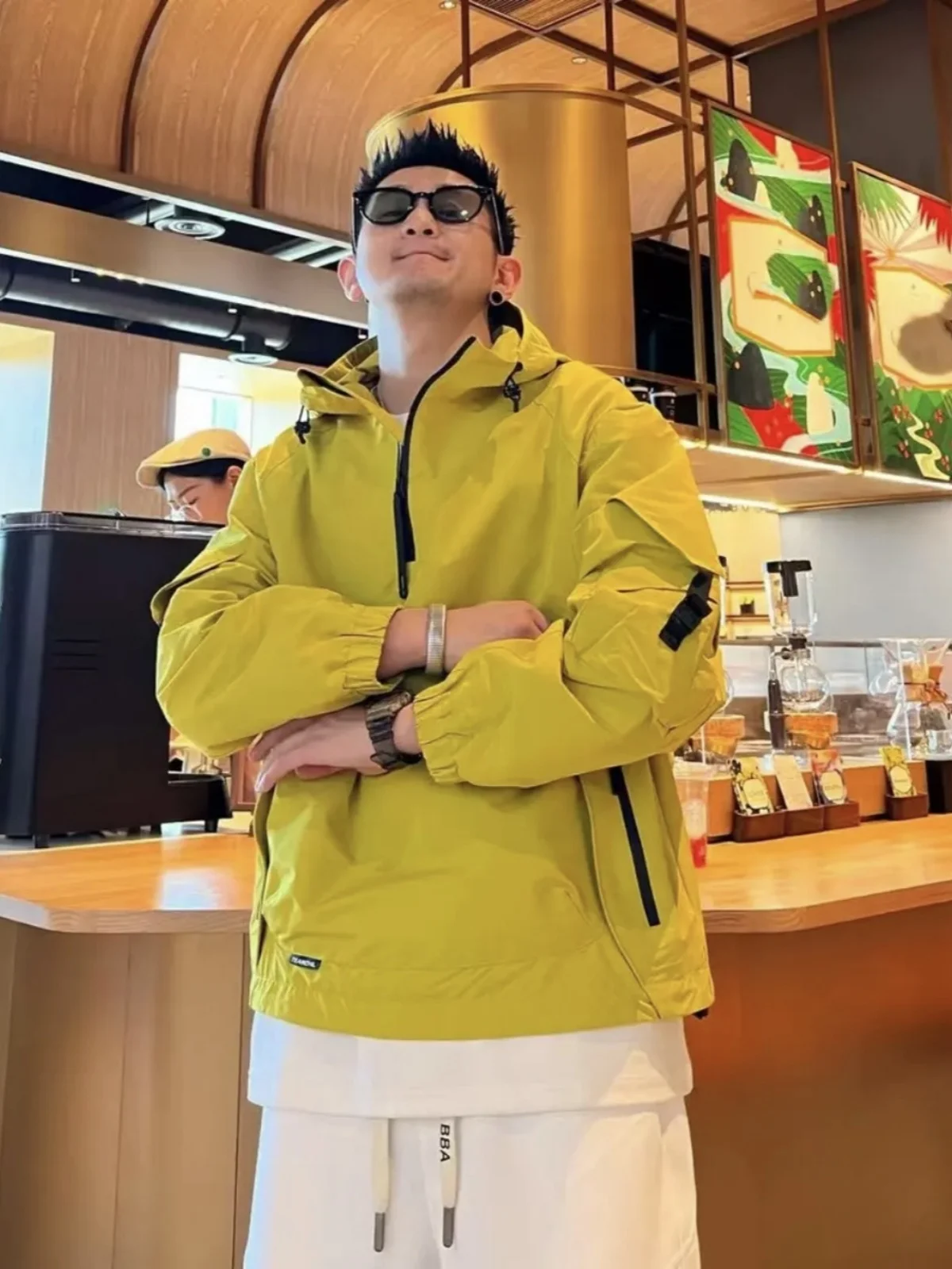 Новая весенняя мужская повседневная уличная куртка с капюшоном и молнией, рабочая одежда, универсальная легкая дышащая полиэфирная ткань
Новая весенняя мужская повседневная уличная куртка с капюшоном и молнией, рабочая одежда, универсальная легкая дышащая полиэфирная ткань