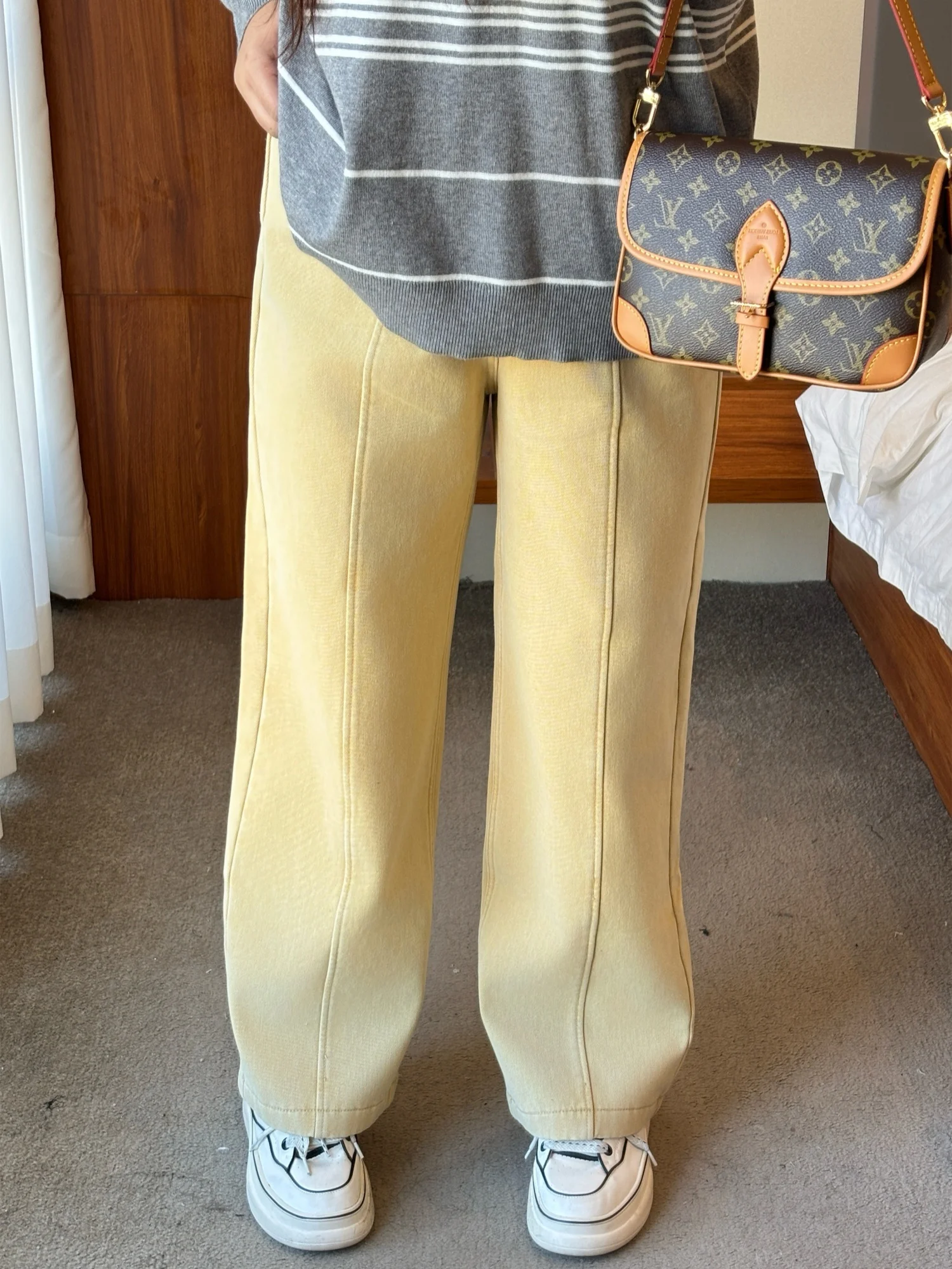 Женские зимние джинсы больших размеров с флисовой подкладкой, широкие, с высокой талией, прямого кроя, удобные для повседневной носки, из смесового хлопка, универсальные, для фигуры типа «груша»
Женские зимние джинсы больших размеров с флисовой подкладкой, широкие, с высокой талией, прямого кроя, удобные для повседневной носки, из смесового хлопка, универсальные, для фигуры типа «груша»