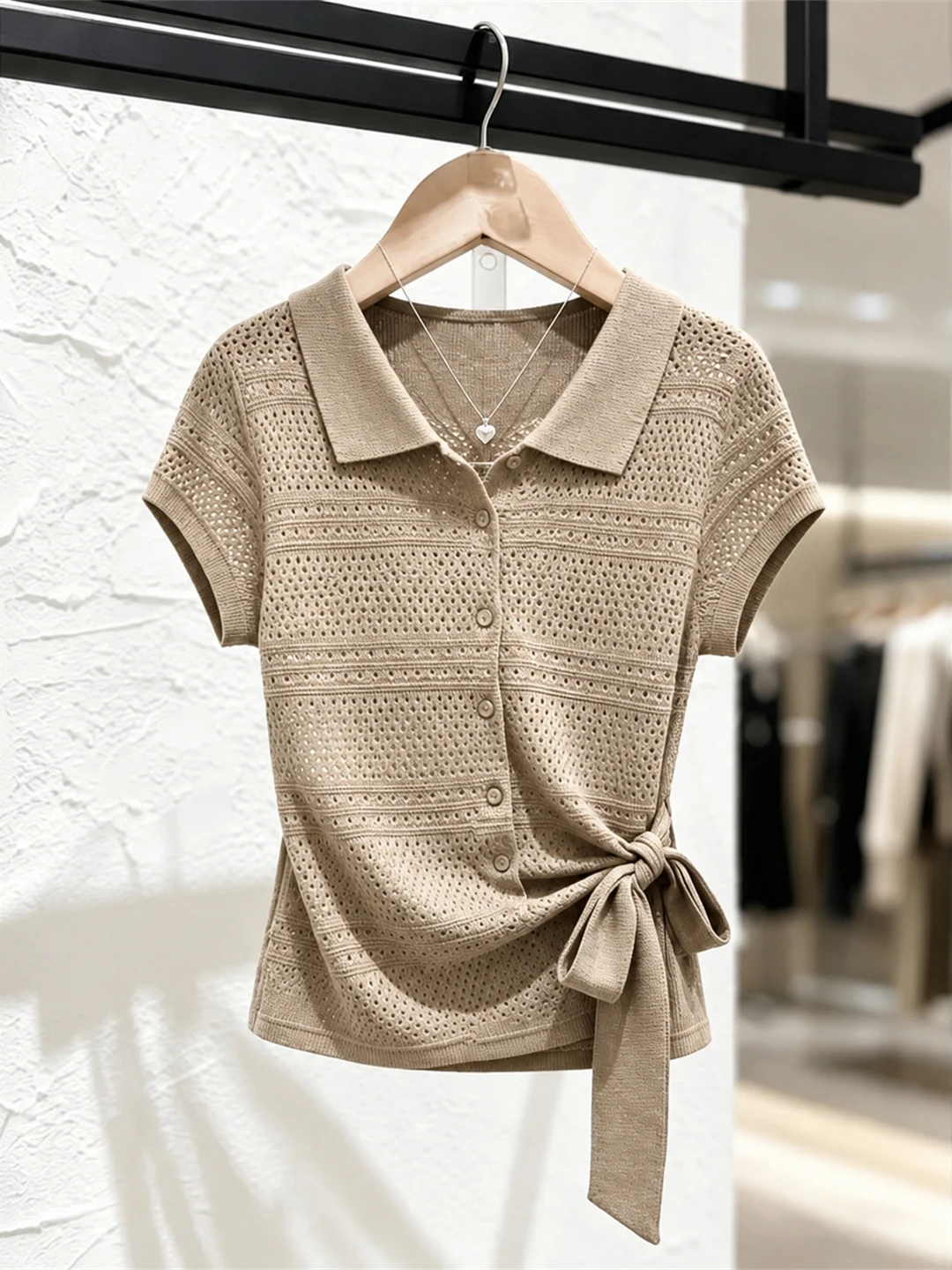 Retro Collar Short Sleeve Ice Silk Knitted Top Belted Slim Fit Women's Summer Fashion High-End Feel Small Shirt Commute Style
Retro Collar Short Sleeve Ice Silk Knitted Top Belted Slim Fit Women's Summer Fashion High-End Feel Small Shirt Commute Style