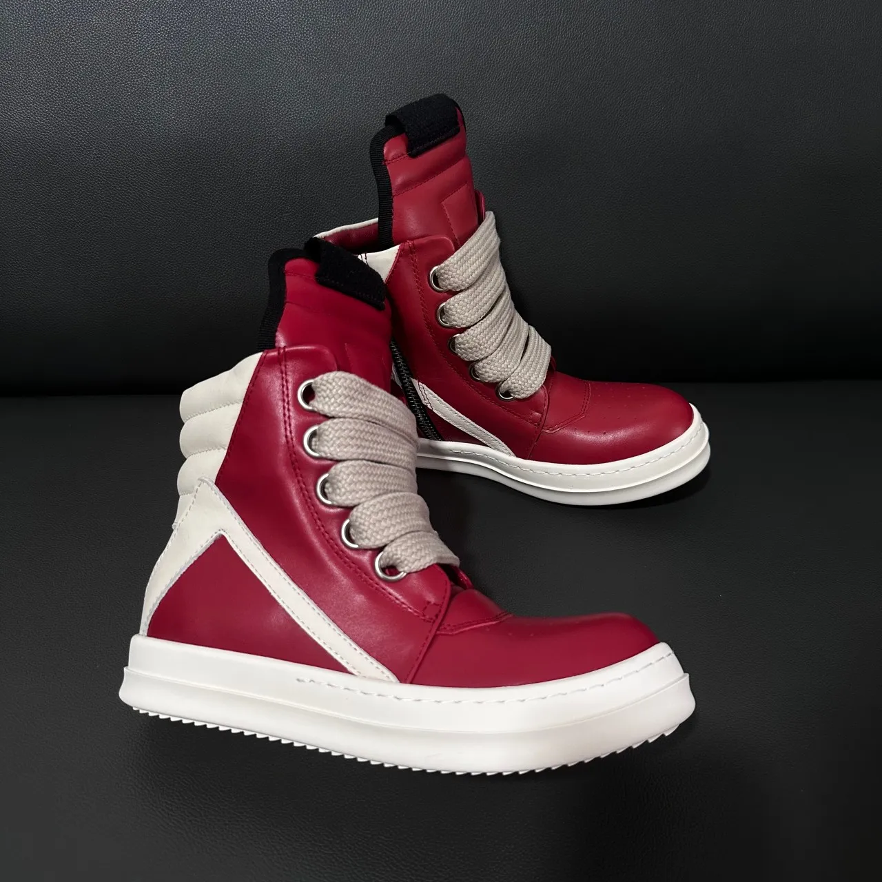 Brand Men Shoes Casual Sneaker Red Genuine Leather Jumbo Shoelace Flat High Top Shoe Ankle Boots Women Luxury Designer Sneakers
Brand Men Shoes Casual Sneaker Red Genuine Leather Jumbo Shoelace Flat High Top Shoe Ankle Boots Women Luxury Designer Sneakers