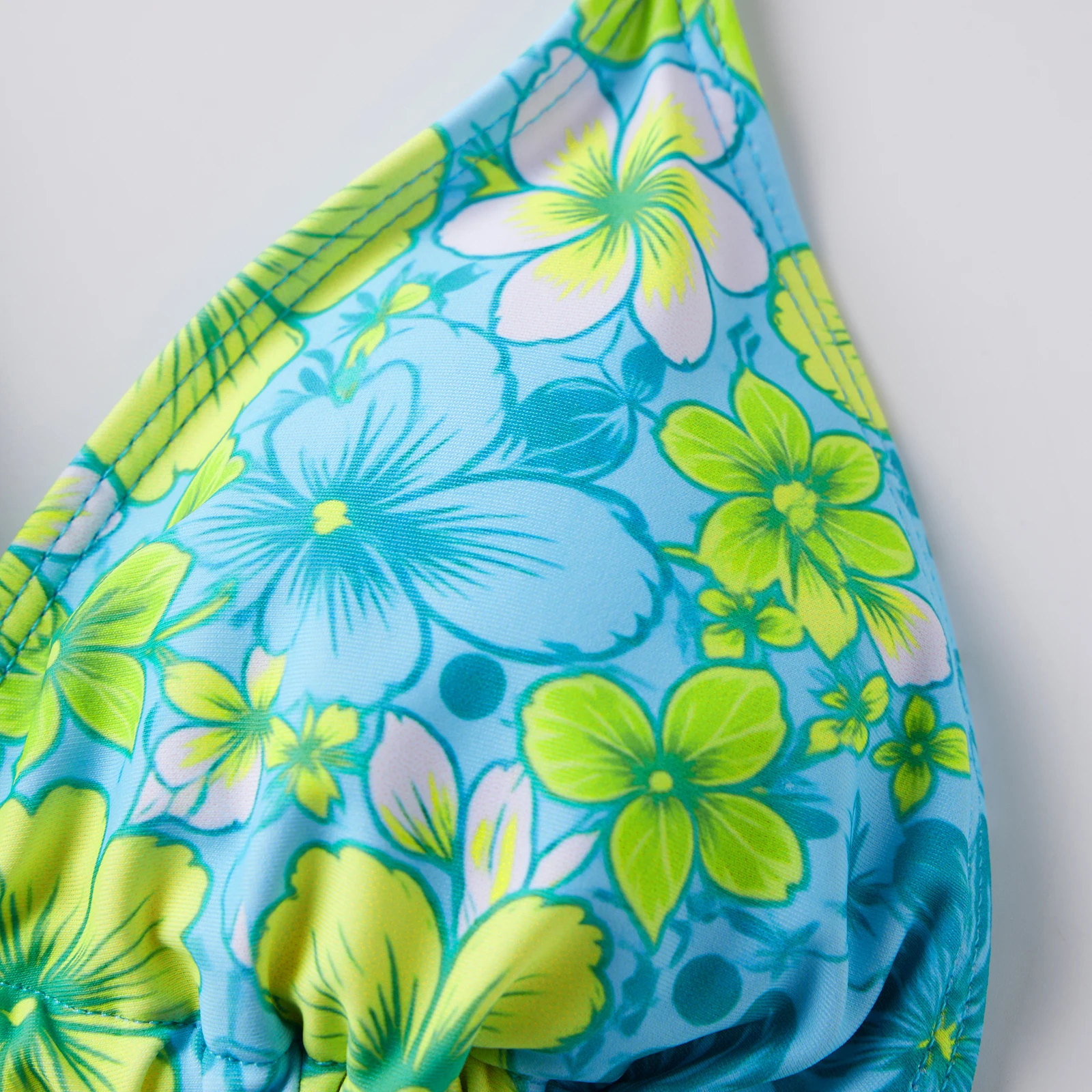 Women s Tropical Print Ruffle Off Shoulder Crop Top and High Waist Shorts Set for Summer Vacation Beach Outfit Wear
Women s Tropical Print Ruffle Off Shoulder Crop Top and High Waist Shorts Set for Summer Vacation Beach Outfit Wear