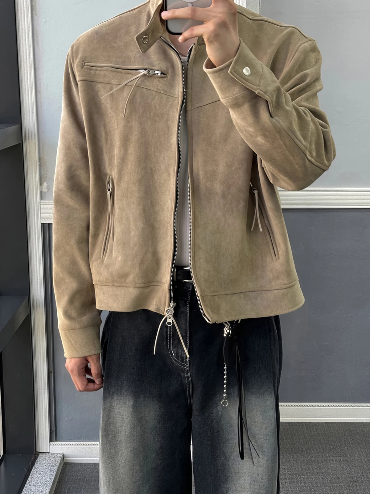 Khaki Suede Short Jacket Men's Spring Summer Stylish Stand Collar Zipper Closure Warmth Youth Fashion Casual Outerwear Coat
Khaki Suede Short Jacket Men's Spring Summer Stylish Stand Collar Zipper Closure Warmth Youth Fashion Casual Outerwear Coat