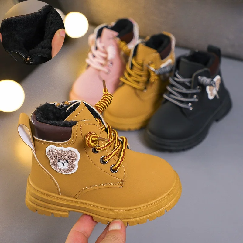 New Children's Fashion Boots Winter Thickened Fleece Boys Girls Anti Slip Warm Leather Boots Solid Cute Bear Kids Casual Shoes
New Children's Fashion Boots Winter Thickened Fleece Boys Girls Anti Slip Warm Leather Boots Solid Cute Bear Kids Casual Shoes