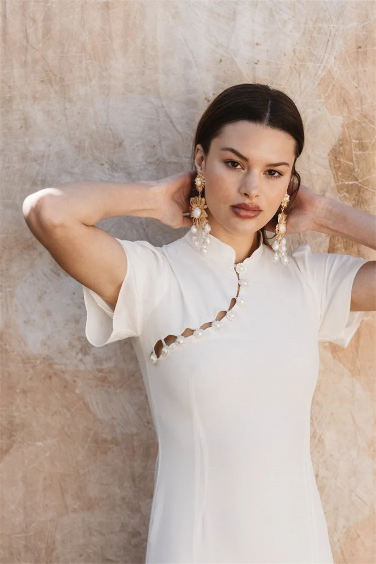 Retro Elegance Pearl Button Short Sleeve Stand Collar Long Slimming Dress White Summer Midi Dress High Waist Zipper
Retro Elegance Pearl Button Short Sleeve Stand Collar Long Slimming Dress White Summer Midi Dress High Waist Zipper