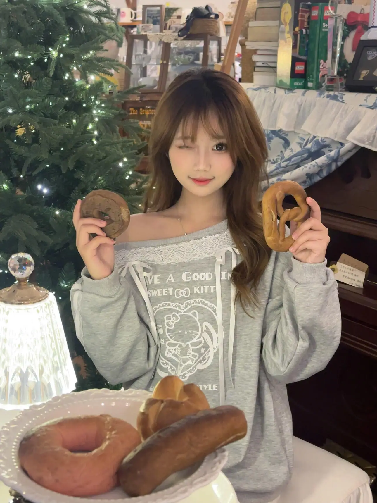 Свободный свитшот с кружевными вставками и принтом на плечах, женский, осенне-зимний дизайн, повседневный топ с открытыми плечами и мультяшным принтом
Свободный свитшот с кружевными вставками и принтом на плечах, женский, осенне-зимний дизайн, повседневный топ с открытыми плечами и мультяшным принтом