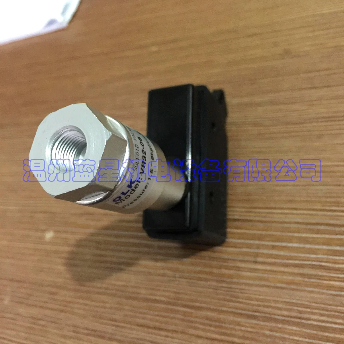 The gas horn converter mechanically touches 3 contacts on and off 1 minute positive pressure mechanical pressure switch VR3206
The gas horn converter mechanically touches 3 contacts on and off 1 minute positive pressure mechanical pressure switch VR3206