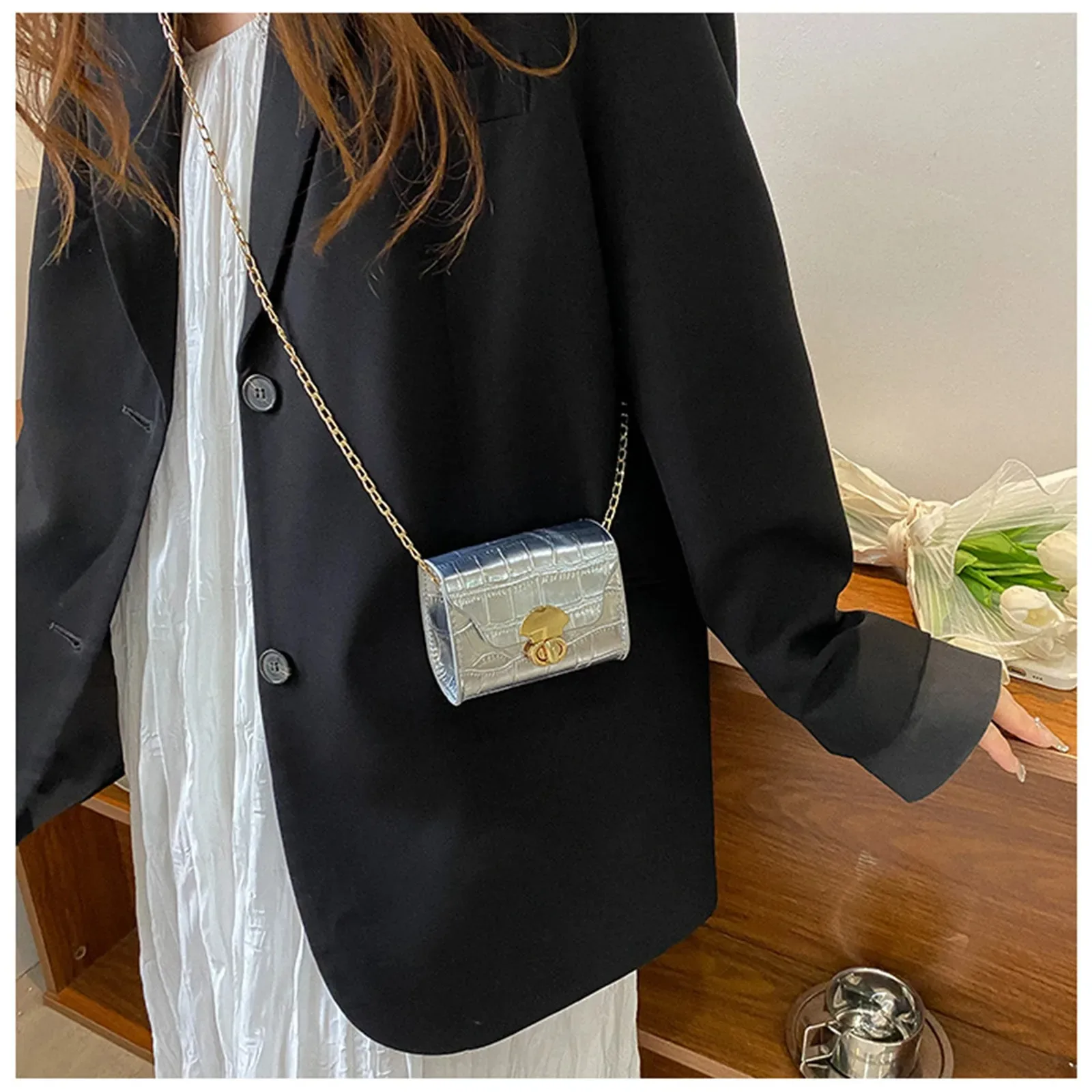 Korean Style Leather Bright Surface Shoulder Bag Chain Mini Crossbody Bag Fashion Metal Buckle Girl Small Wallet Lipstick Pouch
Korean Style Leather Bright Surface Shoulder Bag Chain Mini Crossbody Bag Fashion Metal Buckle Girl Small Wallet Lipstick Pouch