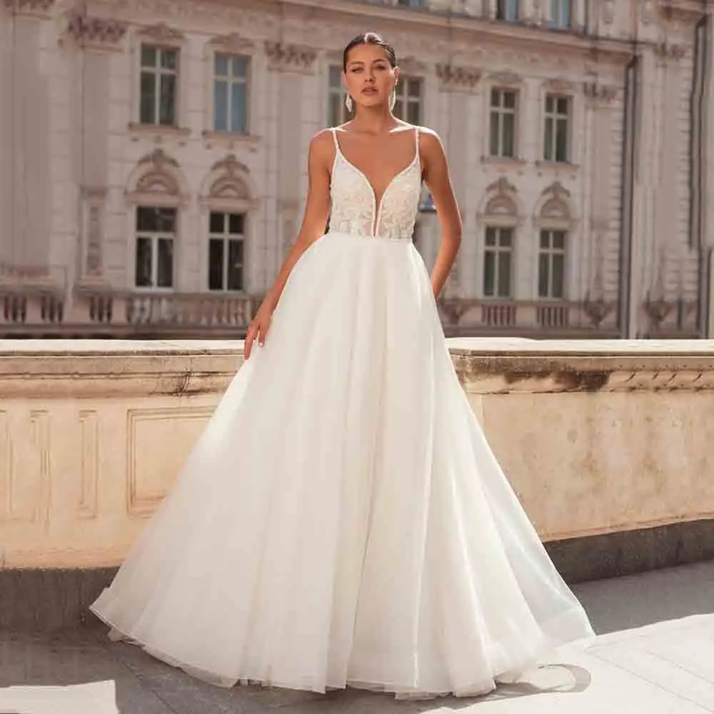 Customized Tulle A-Line Wedding Dresses 2026 Spaghetti Strap Deep V Neck Backless Lace Applique Boho Bridal Gown Beach Style
Customized Tulle A-Line Wedding Dresses 2026 Spaghetti Strap Deep V Neck Backless Lace Applique Boho Bridal Gown Beach Style