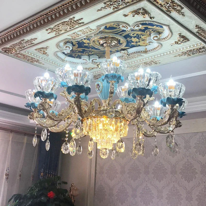 Люстра в европейском стиле для гостиной, роскошная атмосфера, синие керамические лампы, вилла, зал, ресторан, французская хрустальная люстра
Люстра в европейском стиле для гостиной, роскошная атмосфера, синие керамические лампы, вилла, зал, ресторан, французская хрустальная люстра