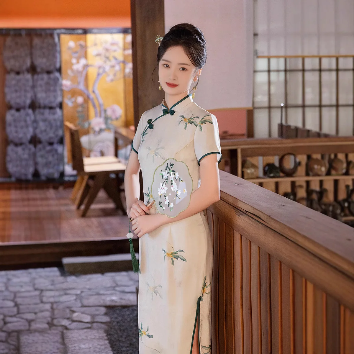 Китайское длинное платье Cheongsam с коротким рукавом, винтажное тонкое женское элегантное платье с цветочным принтом, традиционное Ципао
Китайское длинное платье Cheongsam с коротким рукавом, винтажное тонкое женское элегантное платье с цветочным принтом, традиционное Ципао