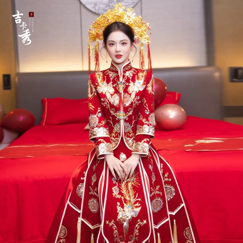 New wedding dress dragon and phoenix gown bride's toasting Chinese-style
New wedding dress dragon and phoenix gown bride's toasting Chinese-style