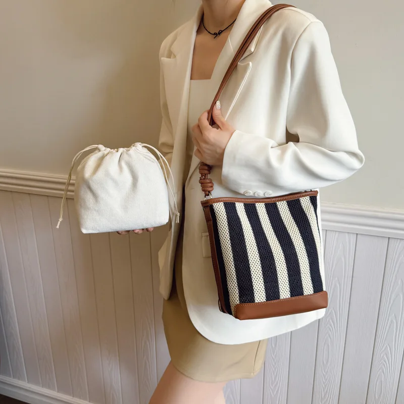 2025 New Summer Vacation Contrast Bucket Bag High Fashion Handbag Women's One Shoulder Underarm Bag
2025 New Summer Vacation Contrast Bucket Bag High Fashion Handbag Women's One Shoulder Underarm Bag