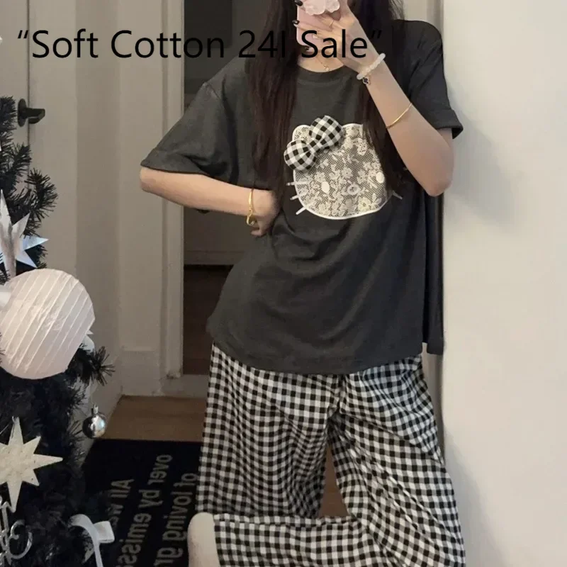 Summer new crew neck black cartoon Hello Kitty pajamas short sleeves trousers sweet loungewear two-piece set
Summer new crew neck black cartoon Hello Kitty pajamas short sleeves trousers sweet loungewear two-piece set
