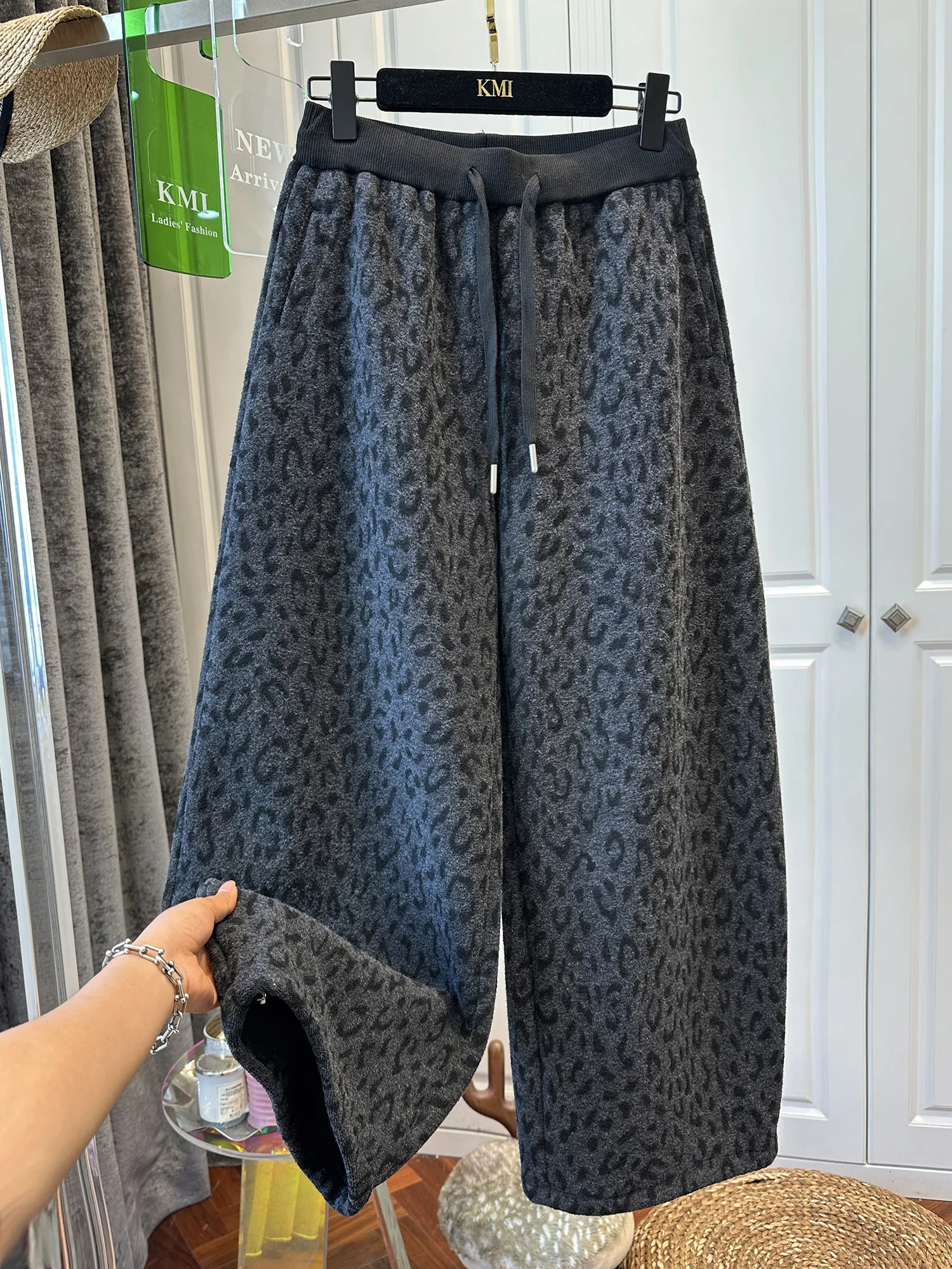 plus Size Women's Fleece Lined Thick Wide Leg Sweatpants High Waist Straight Cut Autumn Winter Slimming Elastic Waist Pants
plus Size Women's Fleece Lined Thick Wide Leg Sweatpants High Waist Straight Cut Autumn Winter Slimming Elastic Waist Pants