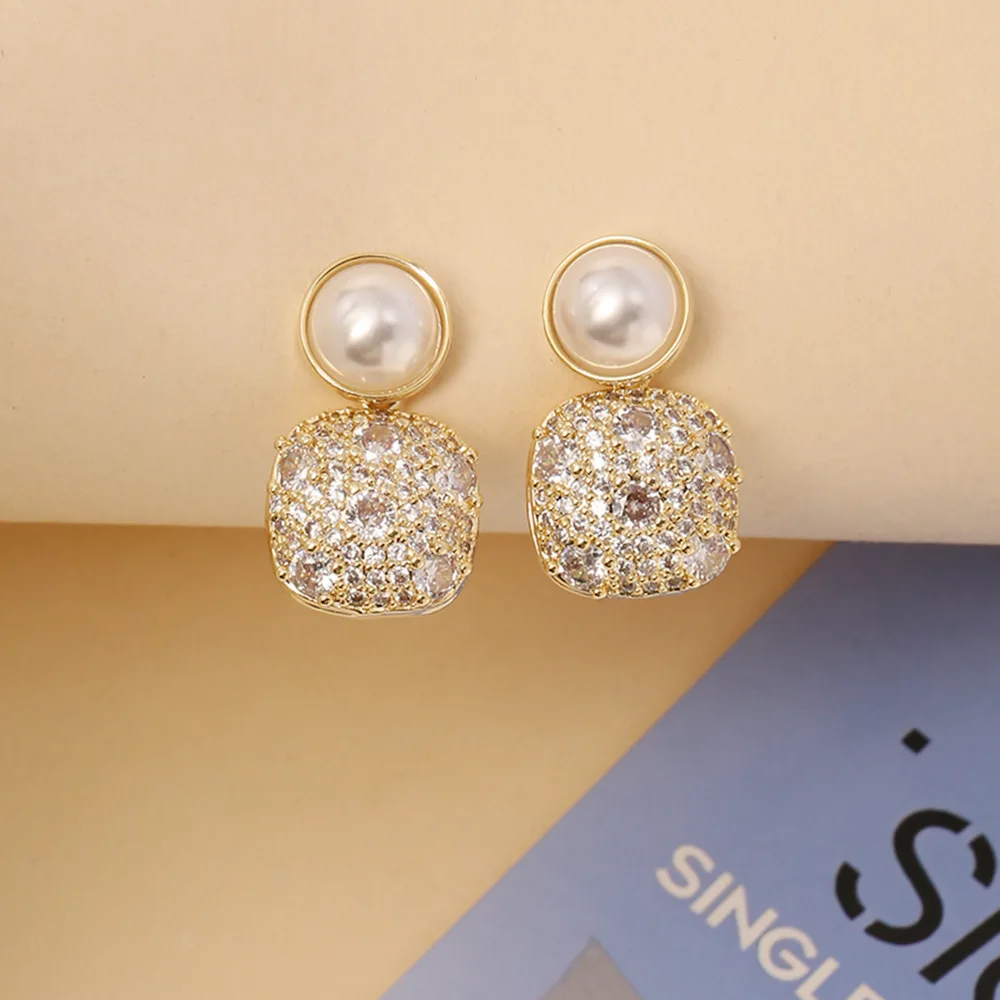 Elegant and fashionable zircon earrings French light luxury niche square earrings small fragrance style silver needle earrings
Elegant and fashionable zircon earrings French light luxury niche square earrings small fragrance style silver needle earrings