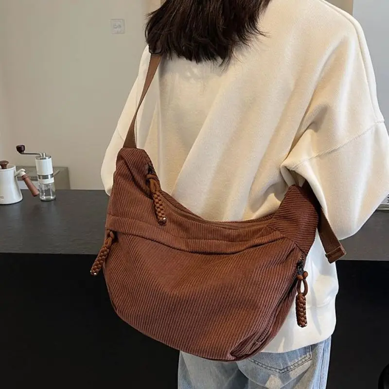 New Commuter Women's Bags, Velvet Dumplings Messenger Bags, Large-capacity Shoulder Models, Sports Versatile
New Commuter Women's Bags, Velvet Dumplings Messenger Bags, Large-capacity Shoulder Models, Sports Versatile