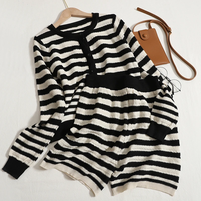 2022 Early Autumn New Western Style Age-Reducing Fashion Contrast Color Striped Knitted Cardigan Wide-leg Shorts 2 Piece Suit
2022 Early Autumn New Western Style Age-Reducing Fashion Contrast Color Striped Knitted Cardigan Wide-leg Shorts 2 Piece Suit