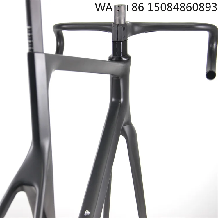 OEM 700c Aero Road Bicycle Frame, carbon fiber material, direct mount brakes, suitable for racing and daily urban cycling scenar
OEM 700c Aero Road Bicycle Frame, carbon fiber material, direct mount brakes, suitable for racing and daily urban cycling scenar