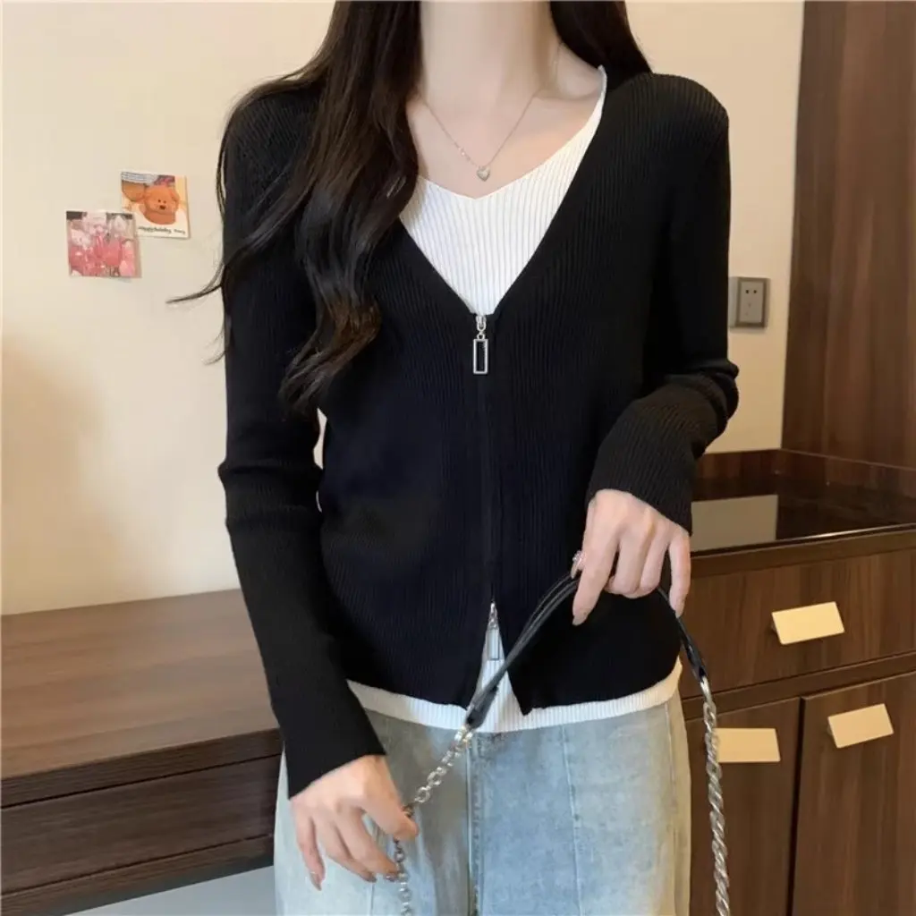 Women's Slim-fit V-neck Knitted Sweater Large Size Belly-covering Fake Two-piece Spring Fashion Outerwear
Women's Slim-fit V-neck Knitted Sweater Large Size Belly-covering Fake Two-piece Spring Fashion Outerwear