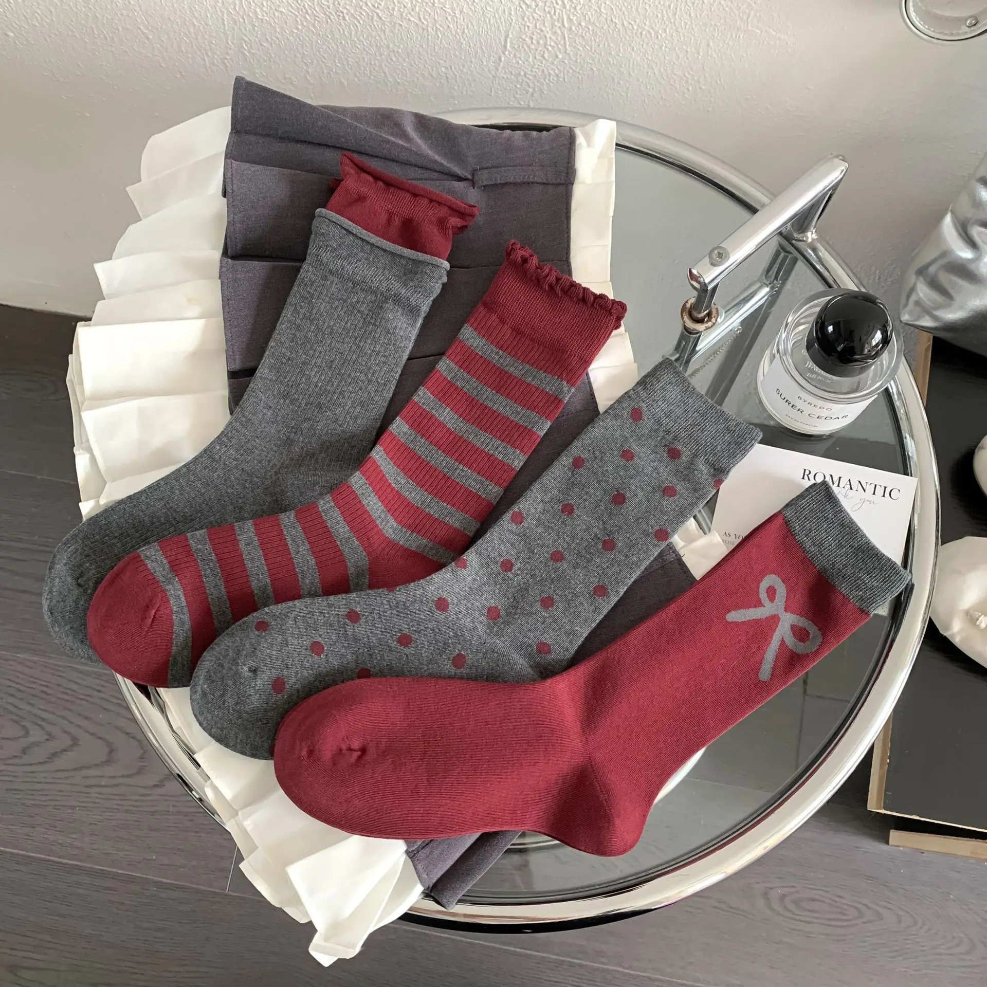 Дизайнерские носки для влюбленных в красную полоску, хлопковые осенне-зимние милые носки с бантом Kawaii Harajuku
Дизайнерские носки для влюбленных в красную полоску, хлопковые осенне-зимние милые носки с бантом Kawaii Harajuku