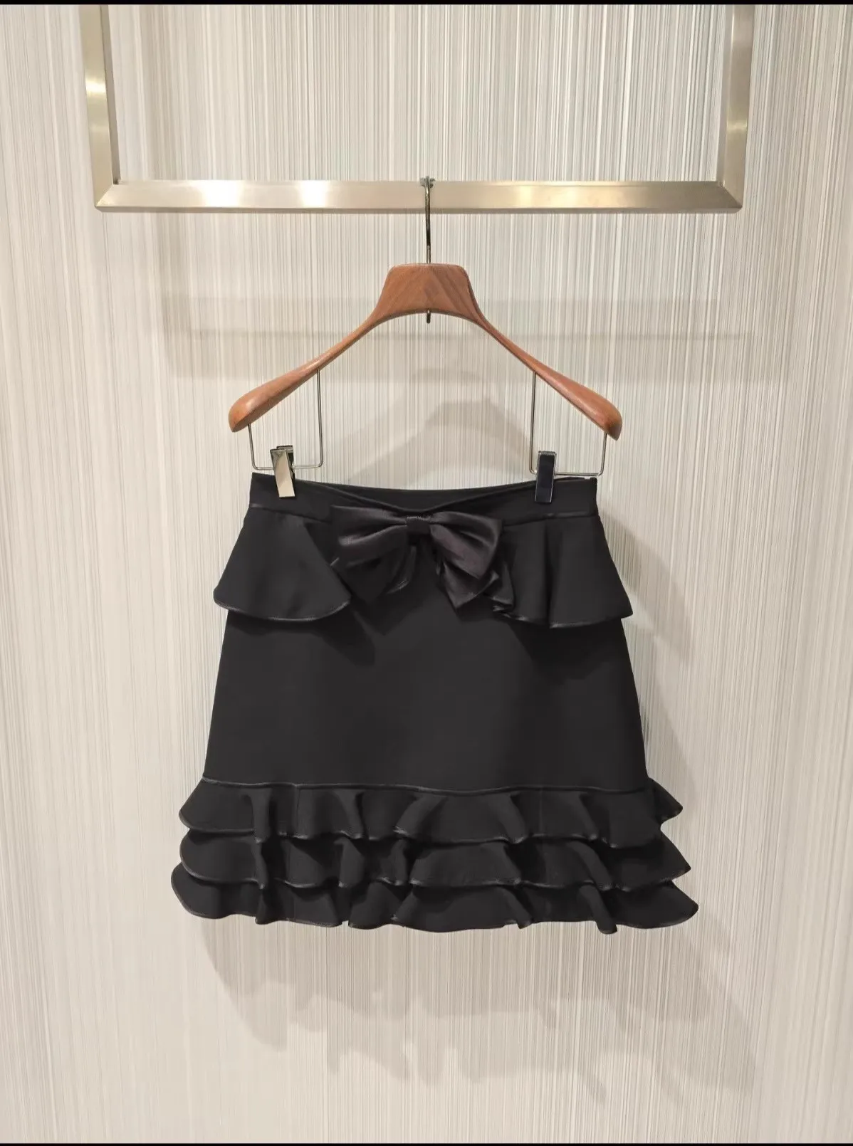 High Quality 2026 Spring Summer Sweet Bow Silk Wool Skirt Elegant Ladies Romantic Ruffles Slim Mini Black Skirt
High Quality 2026 Spring Summer Sweet Bow Silk Wool Skirt Elegant Ladies Romantic Ruffles Slim Mini Black Skirt