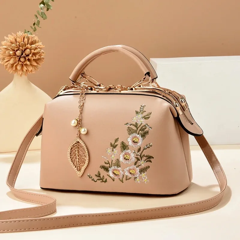 New Chinese Style Embroidered Women's Handbag Mom's Crossbody Shoulder Bag Classic Elegant Fashionable Women's Crossbody Bag
New Chinese Style Embroidered Women's Handbag Mom's Crossbody Shoulder Bag Classic Elegant Fashionable Women's Crossbody Bag