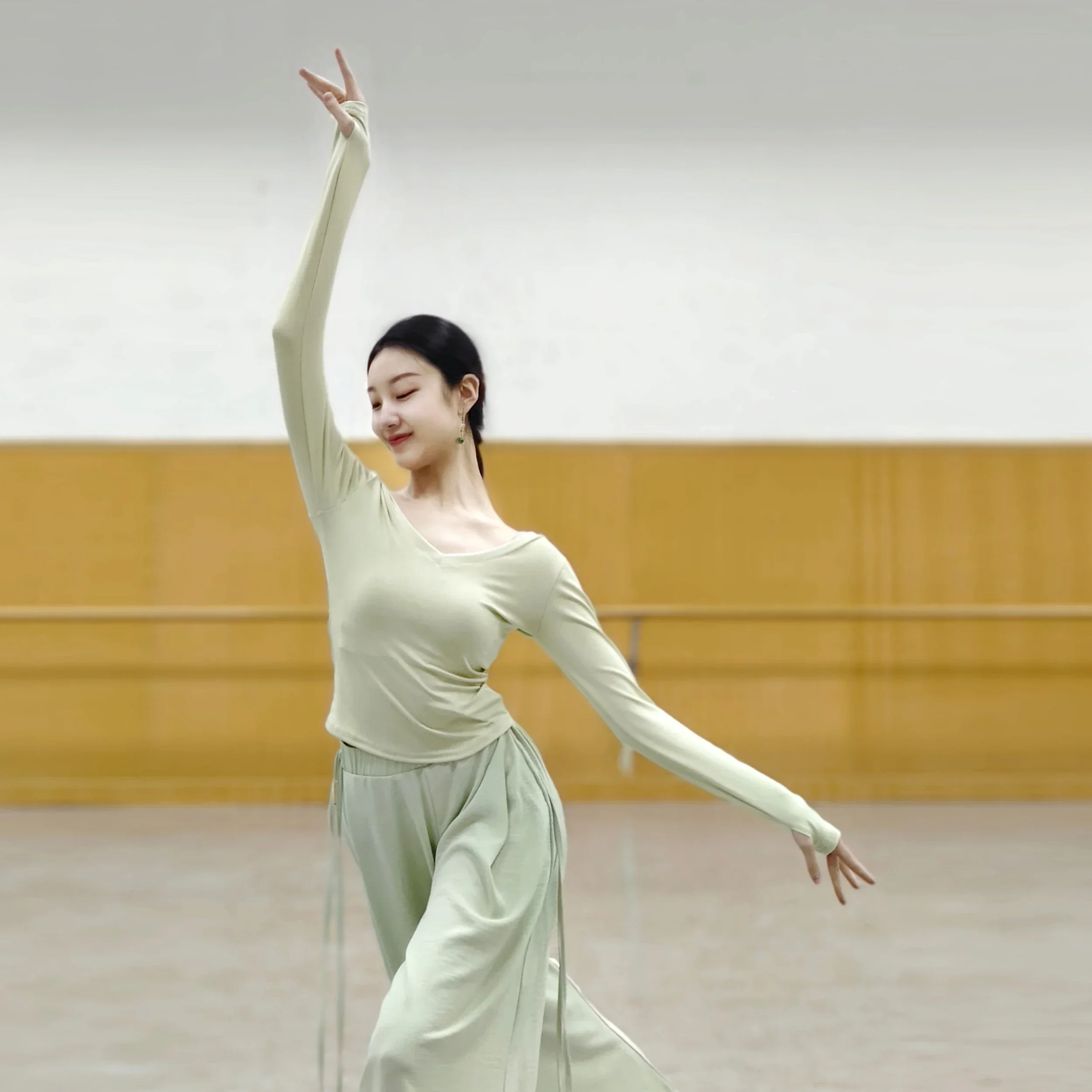 Modern dance autumn and winter dance practice clothes tops classical dance professional body training elegant long-sleeved
Modern dance autumn and winter dance practice clothes tops classical dance professional body training elegant long-sleeved