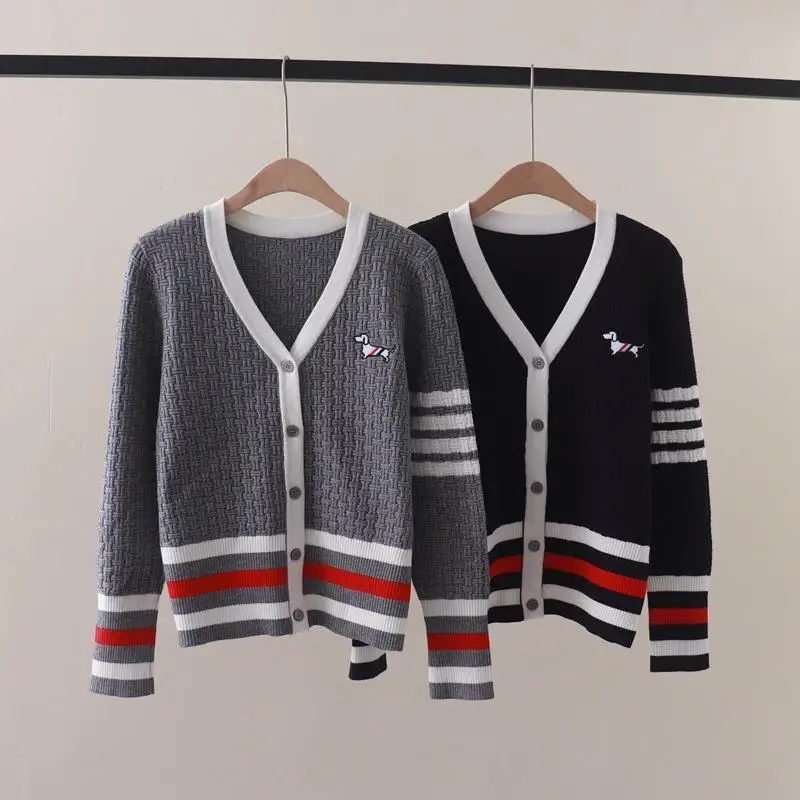 Autumn and winter new college style contrasting striped dog embroidery long sleeved knitted cardigan sweater jacket slimming top
Autumn and winter new college style contrasting striped dog embroidery long sleeved knitted cardigan sweater jacket slimming top
