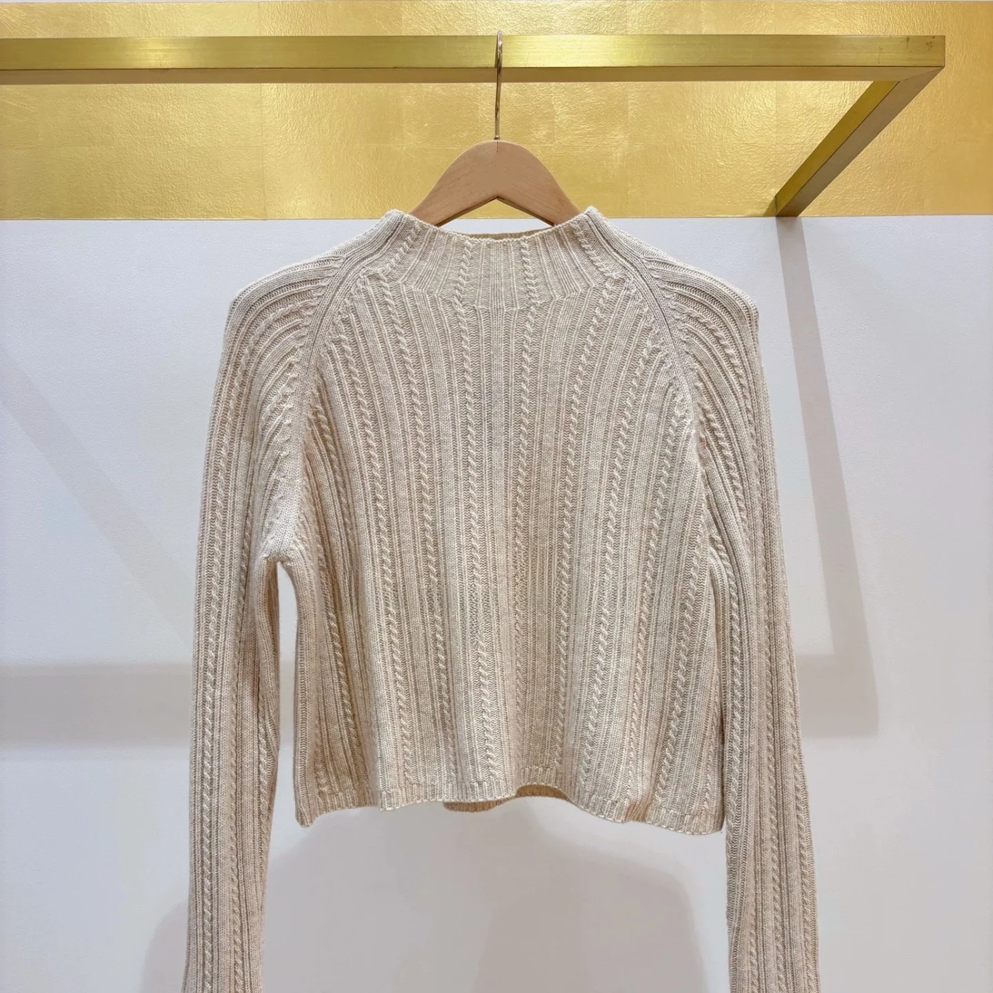 Fashionable Short Ribbed Knit Cashmere Wool Top Autumn Winter New Arrival French Style Long Sleeve Overhead Knitted Sweater
Fashionable Short Ribbed Knit Cashmere Wool Top Autumn Winter New Arrival French Style Long Sleeve Overhead Knitted Sweater