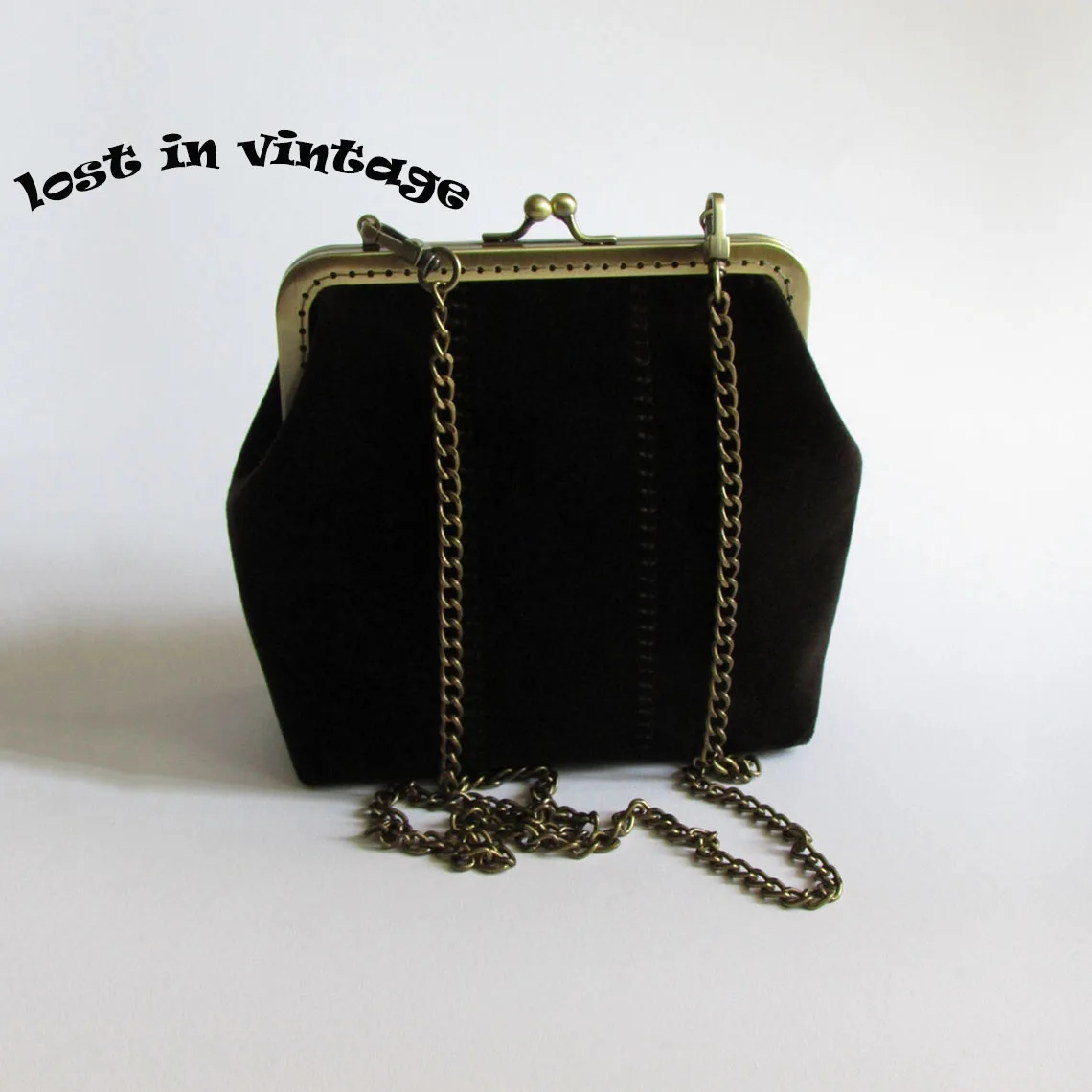 Lost In Vintage Black Velvet Bag Purse 25x6x19cm Gold Frame Kiss Lock Bag Evening Clutch with Gold Chains
Lost In Vintage Black Velvet Bag Purse 25x6x19cm Gold Frame Kiss Lock Bag Evening Clutch with Gold Chains
