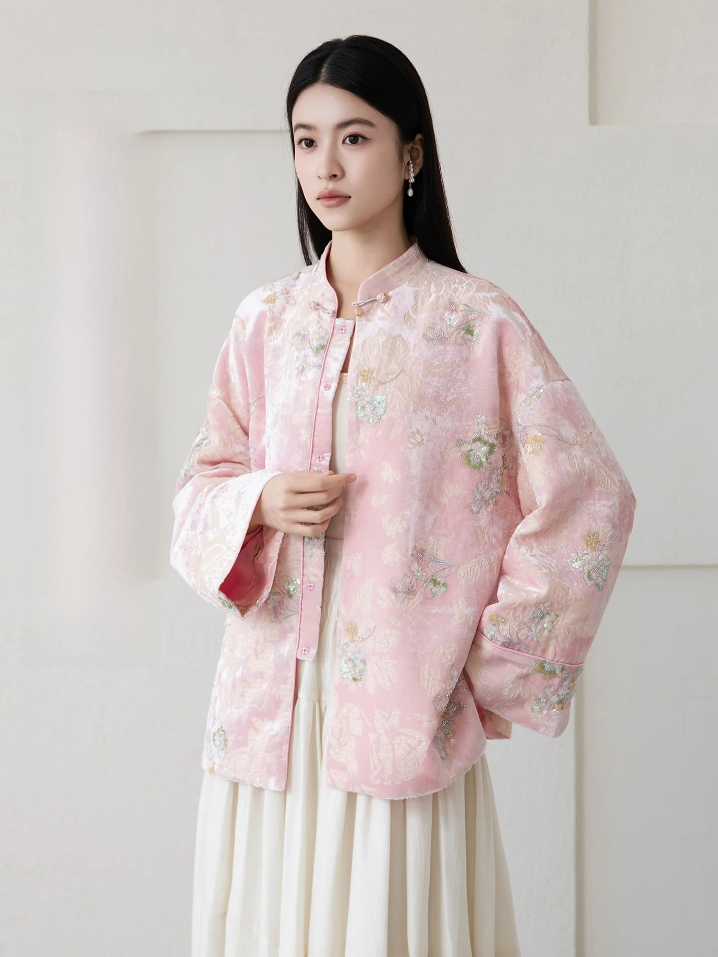 Новая женская куртка из бархата с вышивкой и бисером в китайском стиле, свободного кроя, с длинными рукавами, воротником-стойкой, на пуговицах, для повседневной носки
Новая женская куртка из бархата с вышивкой и бисером в китайском стиле, свободного кроя, с длинными рукавами, воротником-стойкой, на пуговицах, для повседневной носки