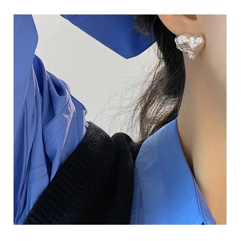 Zhou Yutong's Same Stud Earrings with Irregular Folds and Textures, Love Studs, Niche Design, Needle Studs.
Zhou Yutong's Same Stud Earrings with Irregular Folds and Textures, Love Studs, Niche Design, Needle Studs.