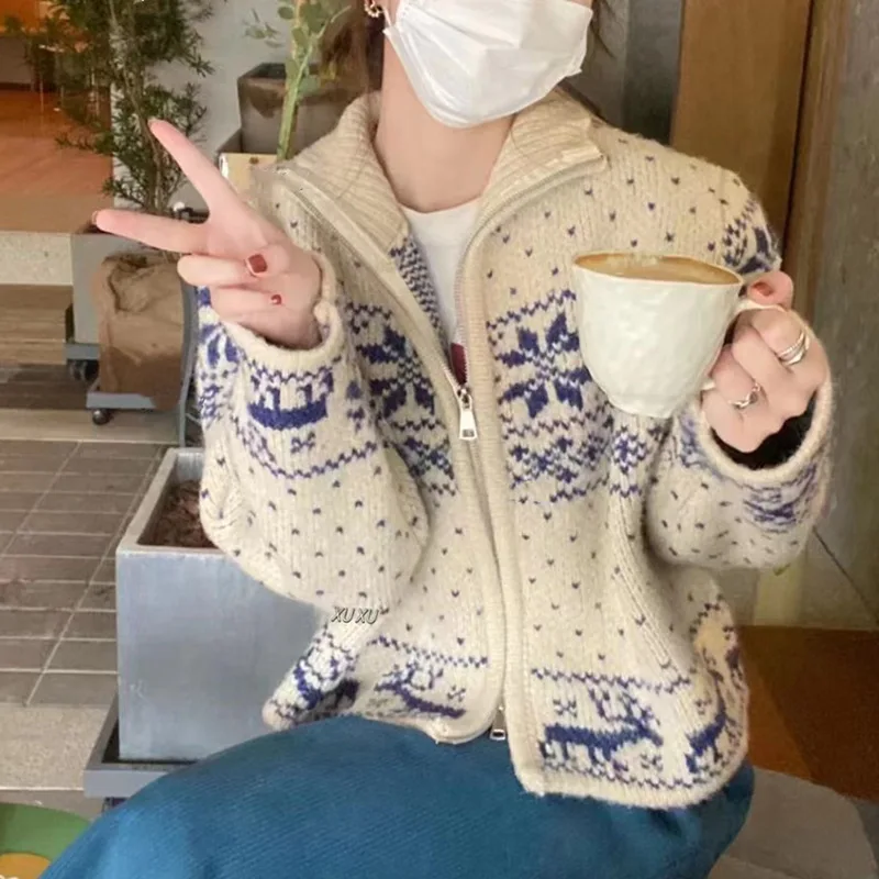 2024 Ladies New Fall and Winter Lapels Jacquard Snowflake Sweet and Loose Zipper Cardigan Sweater
2024 Ladies New Fall and Winter Lapels Jacquard Snowflake Sweet and Loose Zipper Cardigan Sweater