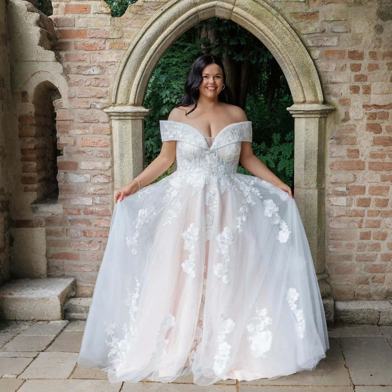 Off Shoulder Oversize Wedding Dresses Applique A Line Tulle Beach Bride Gowns With Blush Lining Robe De Mariée 2026 Customized
Off Shoulder Oversize Wedding Dresses Applique A Line Tulle Beach Bride Gowns With Blush Lining Robe De Mariée 2026 Customized