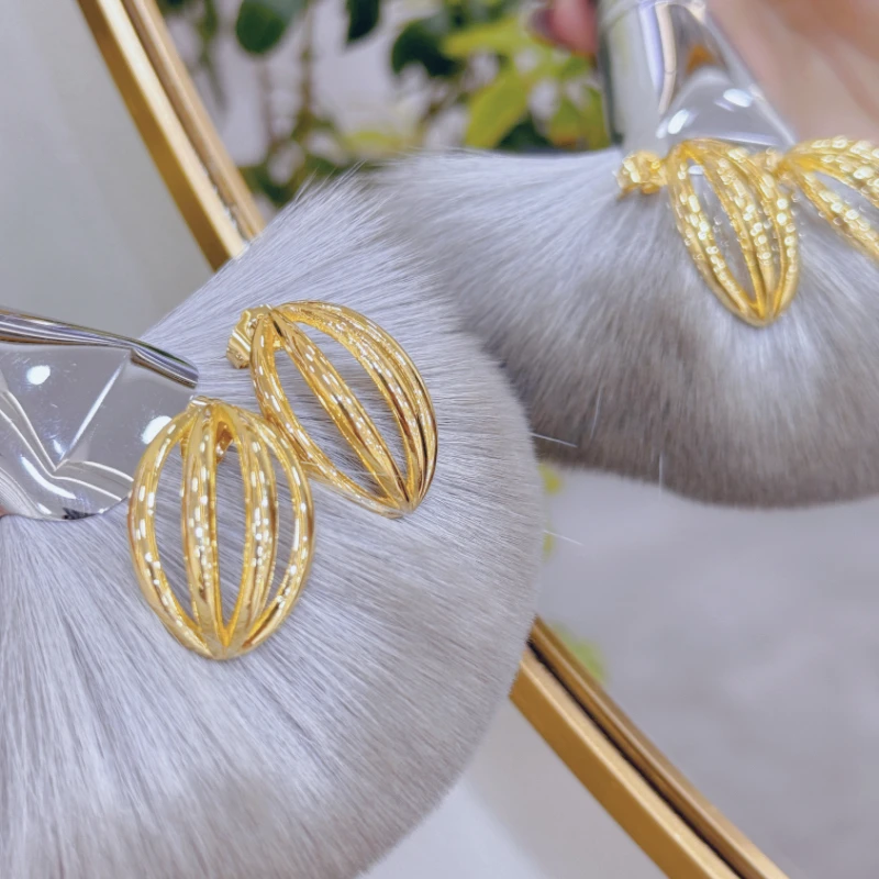 European and American ins light luxury geometric arc hollow ladies earrings party birthday gift affordable
European and American ins light luxury geometric arc hollow ladies earrings party birthday gift affordable