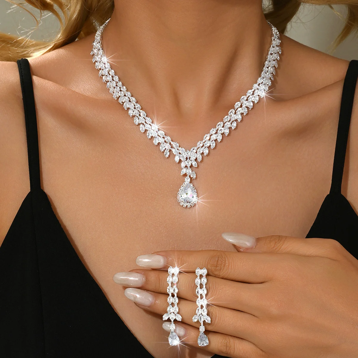 Fashion Heavy Industry High-Quality Zirconia Water Drop Set - Super Glowing Bridal Dress Party Accessories Jewelry Set
Fashion Heavy Industry High-Quality Zirconia Water Drop Set - Super Glowing Bridal Dress Party Accessories Jewelry Set
