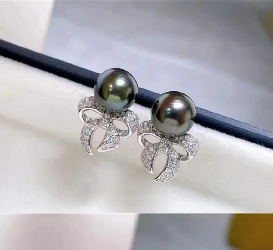 Элегантная пара серег-подвесок с черным круглым жемчугом Южно-Морского моря диаметром 7-8 мм, серебро 925 пробы.
Элегантная пара серег-подвесок с черным круглым жемчугом Южно-Морского моря диаметром 7-8 мм, серебро 925 пробы.