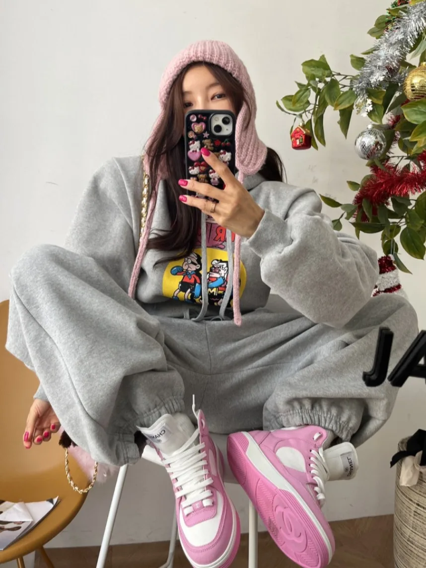 Fleece Lined Hoodie Set Women's Winter Fun Print Loose Short Top Wide Leg Pants Two Piece Set Comfortable Breathable Streetwear
Fleece Lined Hoodie Set Women's Winter Fun Print Loose Short Top Wide Leg Pants Two Piece Set Comfortable Breathable Streetwear