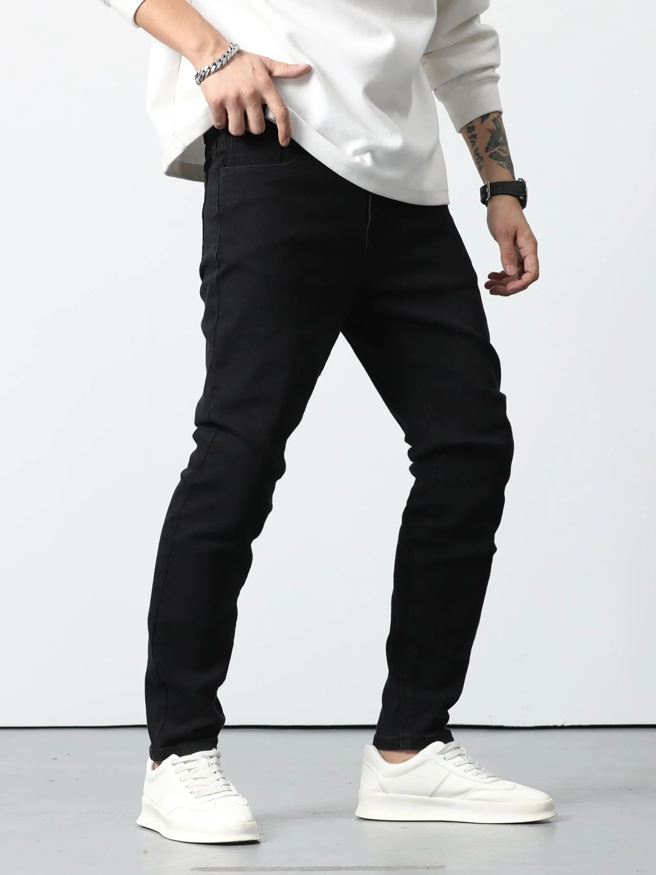 Y2K Slim Jeans for Man Light Retro Dating Style. No accessories or belts included.
Y2K Slim Jeans for Man Light Retro Dating Style. No accessories or belts included.