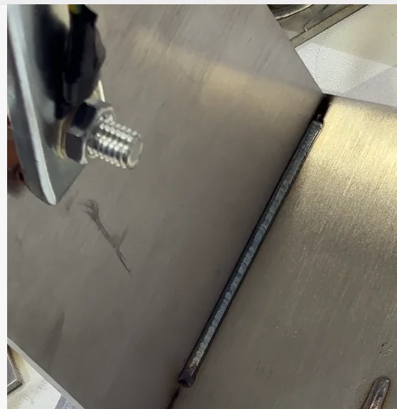 Портативный лазерный сварочный аппарат «четыре в одном» с воздушным охлаждением для сварки, очистки, резки и обработки поверхностей
Портативный лазерный сварочный аппарат «четыре в одном» с воздушным охлаждением для сварки, очистки, резки и обработки поверхностей