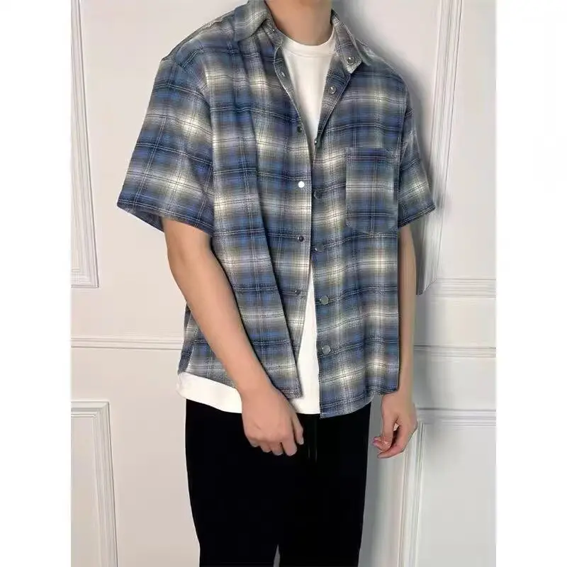 Мужская летняя рубашка в стиле ретро с клетчатым узором, корейский и гонконгский стиль, повседневная, приталенная, из полиэфирного волокна CS42
Мужская летняя рубашка в стиле ретро с клетчатым узором, корейский и гонконгский стиль, повседневная, приталенная, из полиэфирного волокна CS42