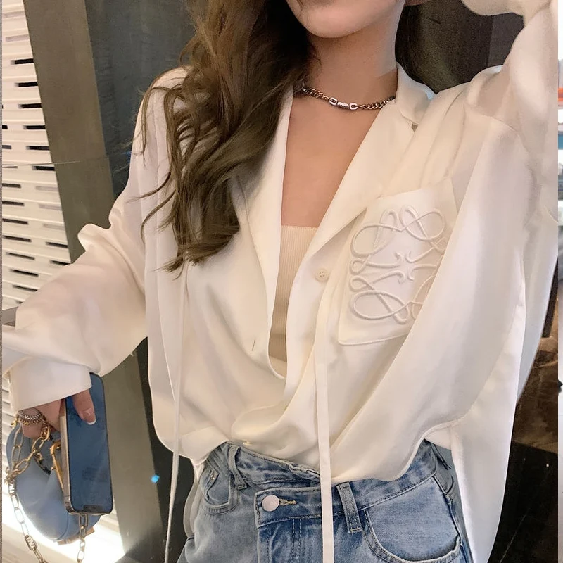 Spring Autumn New POLO Collar Long Sleeve Shirt Women High Street Solid Color Elegant Button Cardigan Embroidered Pockets Tops
Spring Autumn New POLO Collar Long Sleeve Shirt Women High Street Solid Color Elegant Button Cardigan Embroidered Pockets Tops