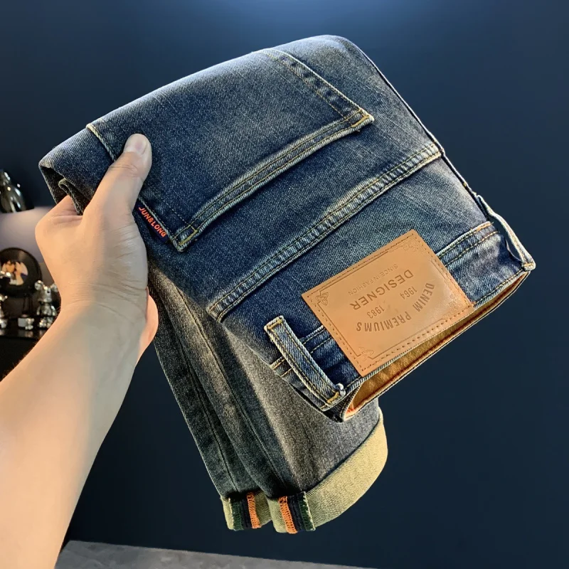 Новинка осени 2025 года, мужские джинсы высокого класса, уличные трендовые эластичные облегающие брюки с маленькими ногами, модные повседневные брюки в стиле ретро
Новинка осени 2025 года, мужские джинсы высокого класса, уличные трендовые эластичные облегающие брюки с маленькими ногами, модные повседневные брюки в стиле ретро