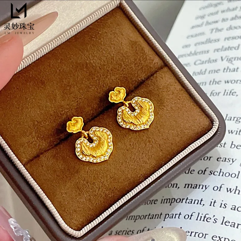 Женские серьги Cloud & Ruyi Lock из 24-каратного золота | AU999 Чистое золото, бриллиант - пунктирный, благоприятный и элегантный шарм 
Женские серьги Cloud & Ruyi Lock из 24-каратного золота | AU999 Чистое золото, бриллиант - пунктирный, благоприятный и элегантный шарм