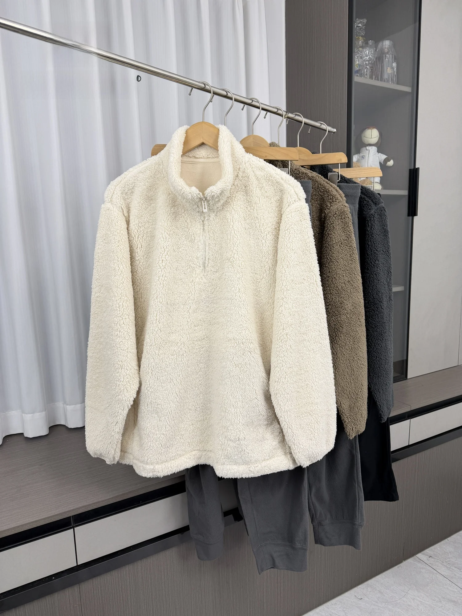 Coral Fleece Long Sleeve Sleepwear Set for Couples Comfortable Home Clothes Men's Women's Plush Pants Lightweight Winter Pajamas
Coral Fleece Long Sleeve Sleepwear Set for Couples Comfortable Home Clothes Men's Women's Plush Pants Lightweight Winter Pajamas